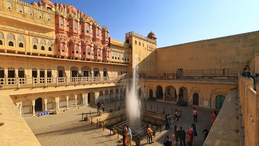 Bên trong cung điện gần 1.000 cửa sổ ở Ấn Độ - Ảnh 1.