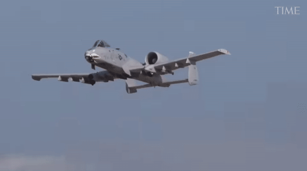 Cận cảnh cường kích khét tiếng A-10 Mỹ được triển khai tới Trung Đông - Ảnh 1.