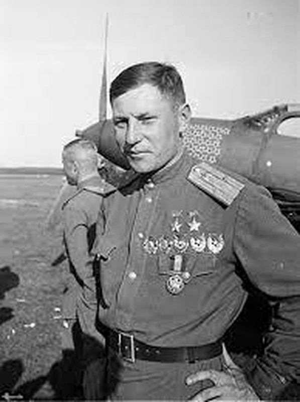 Phi công chiến đấu nổi tiếng nhất Liên Xô khiến phát xít run sợ - Ảnh 2.