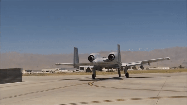 Cận cảnh cường kích khét tiếng A-10 Mỹ được triển khai tới Trung Đông - Ảnh 8.