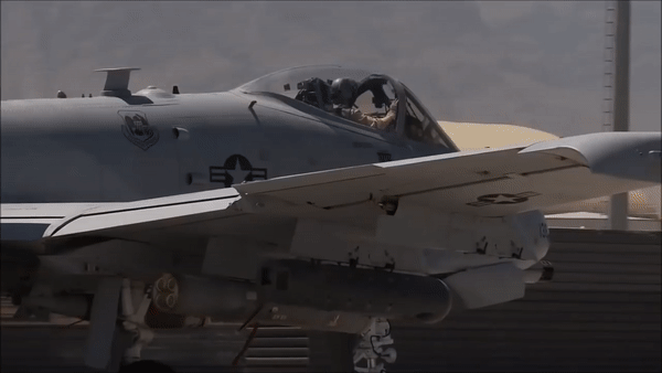 Cận cảnh cường kích khét tiếng A-10 Mỹ được triển khai tới Trung Đông - Ảnh 9.