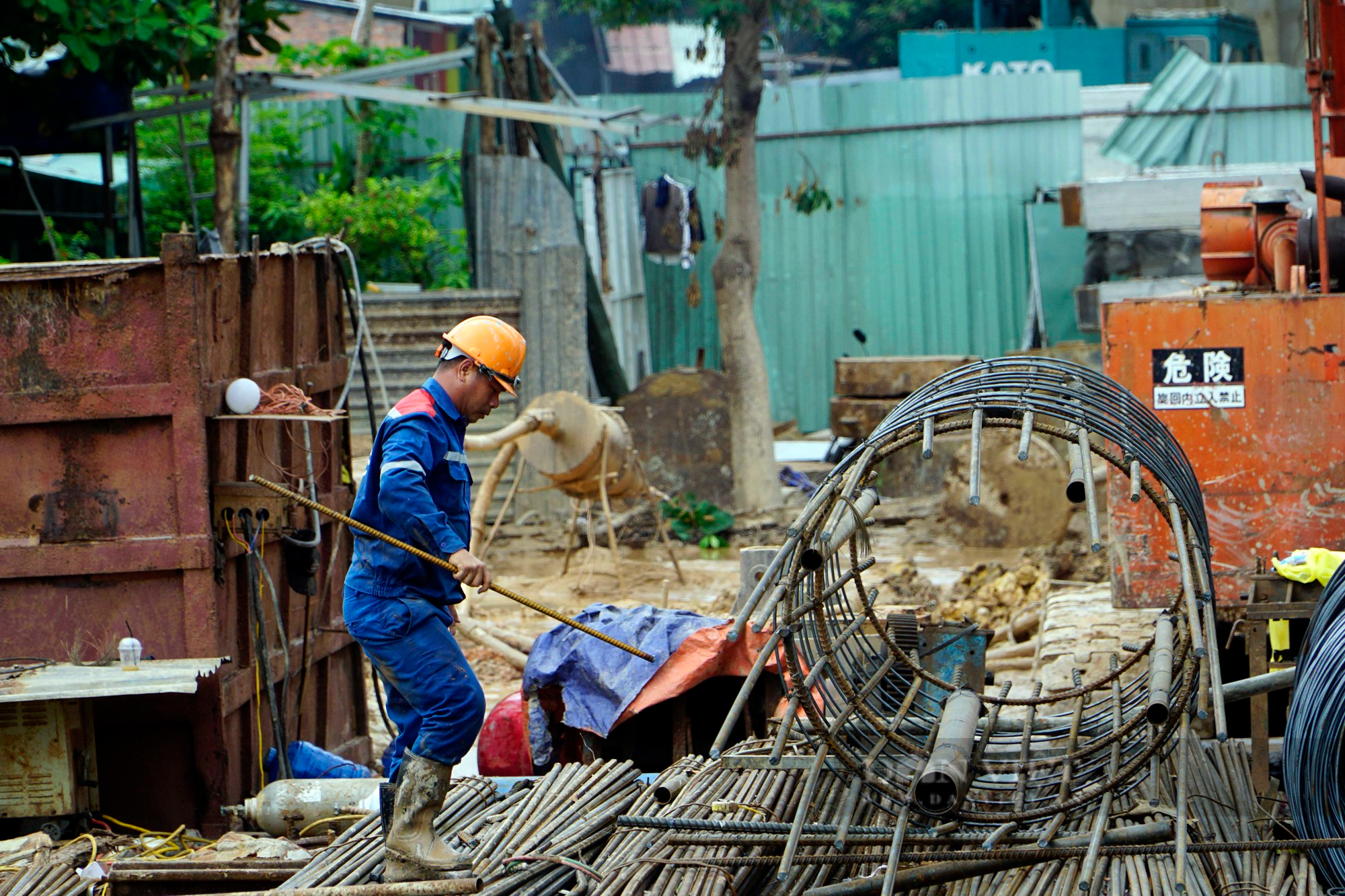 Người dân tháo dỡ nhà, trả mặt bằng cho chủ đầu tư thi công dự án cầu Nam Lý - Ảnh 5.
