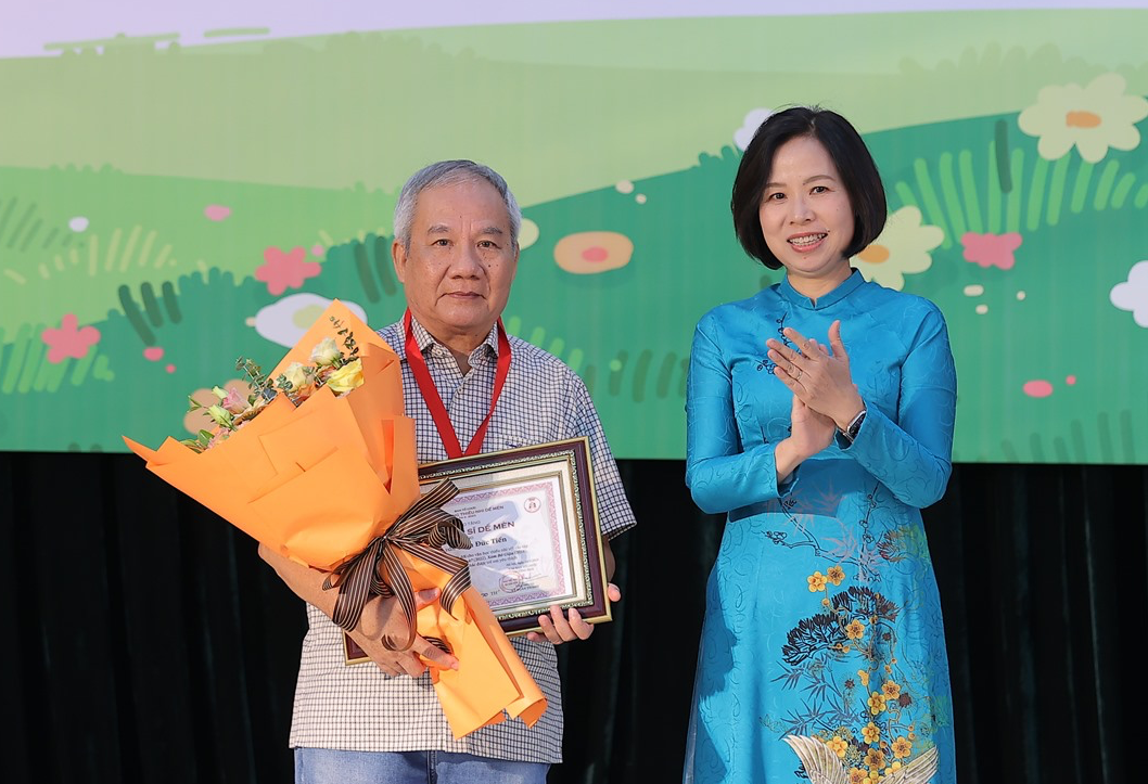 Nhà văn Trần Đức Tiến nhận giải thưởng Hiệp sĩ Dế Mèn - Ảnh 2.