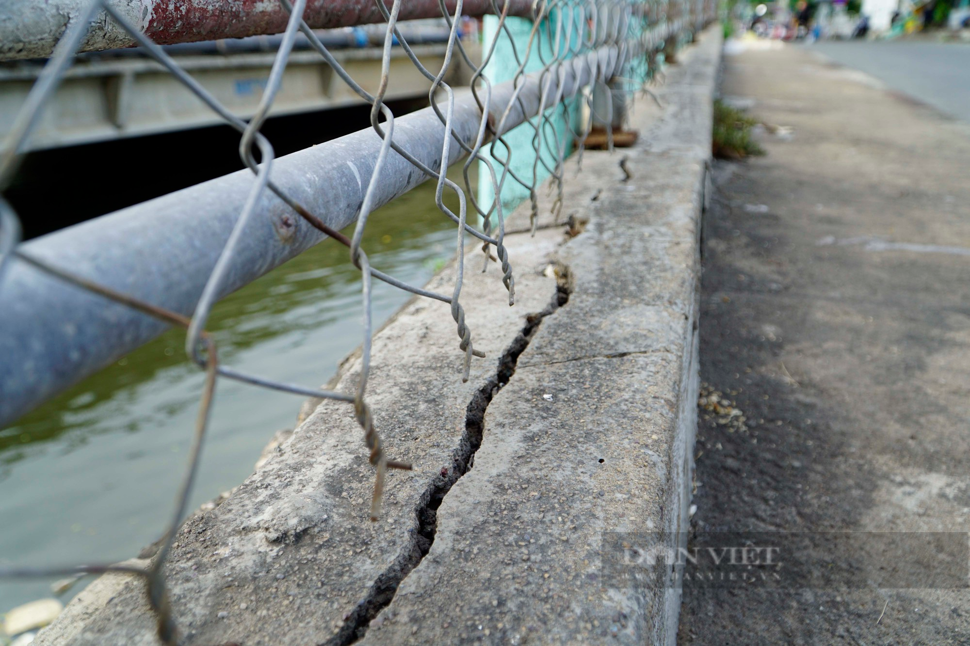 Cận cảnh cây cầu ở TP.HCM xuất hiện nhiều vết nứt - Ảnh 4.
