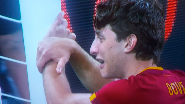 Mourinho ném huy chương, cầu thủ AS Roma khóc lóc sau thất bại trước Sevilla - Ảnh 3.