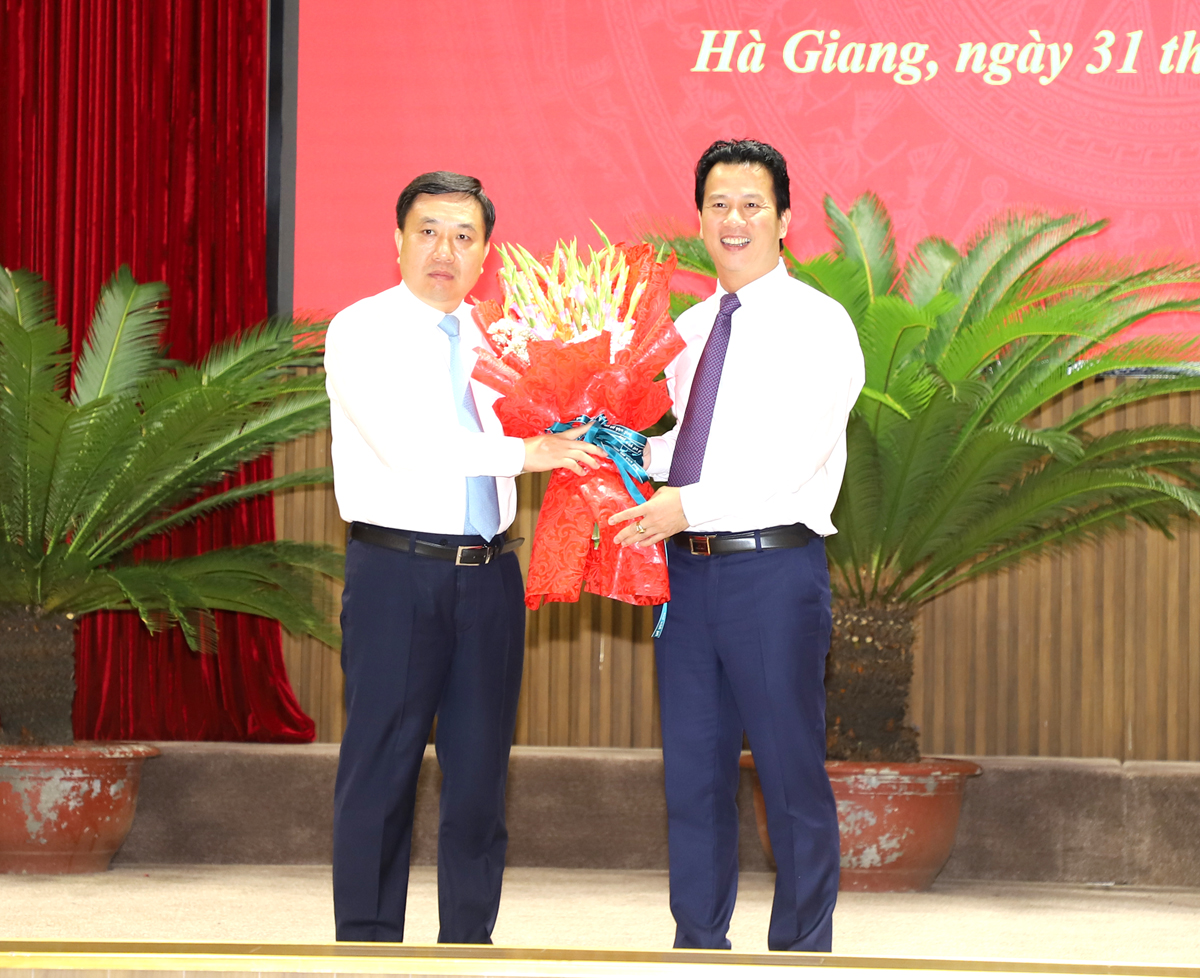 Ông Nguyễn Mạnh Dũng được Bộ Chính trị giao Quyền Bí thư Tỉnh uỷ Hà Giang  - Ảnh 4.