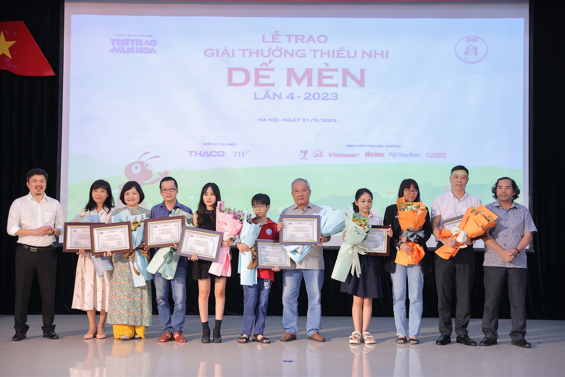 Nhà văn Trần Đức Tiến nhận giải thưởng Hiệp sĩ Dế Mèn - Ảnh 1.