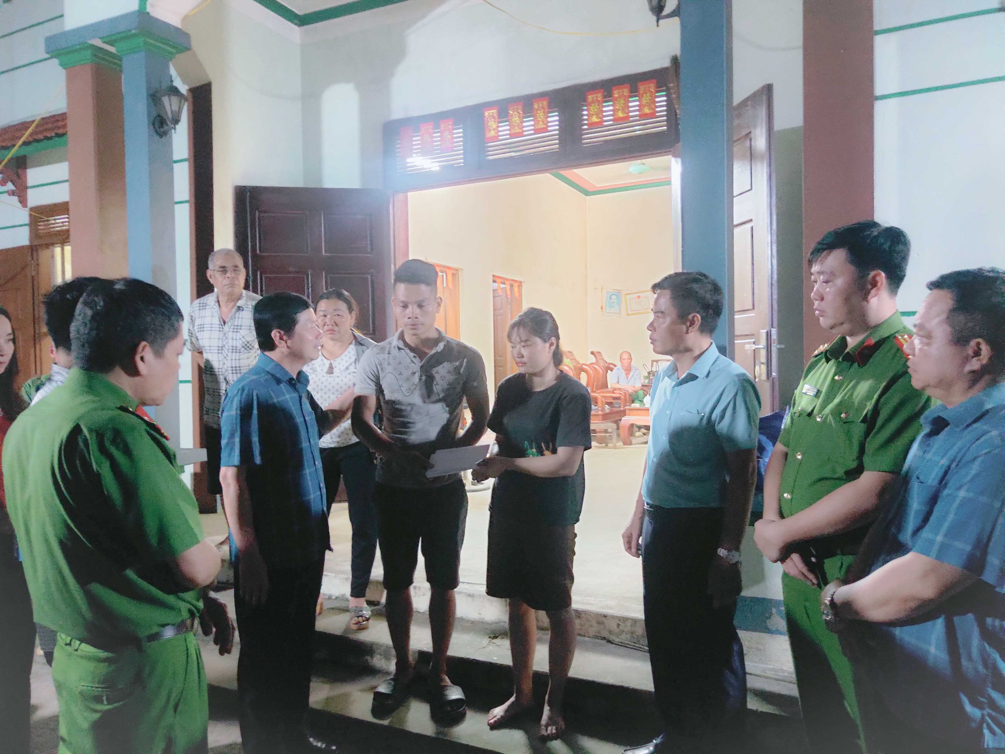 Thiếu tướng Đinh Văn Nơi hỗ trợ gia đình 2 cháu bé đuối nước thương tâm - Ảnh 2.