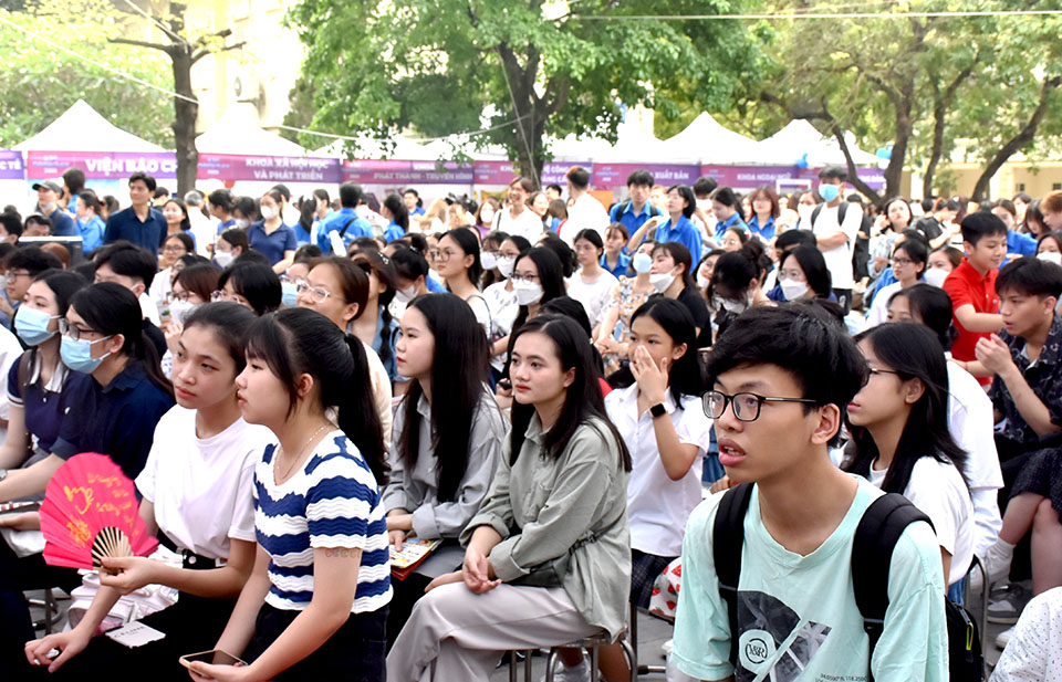 Học phí các trường đại học ở Hà Nội 2023: Tăng vọt so với năm trước - Ảnh 1.
