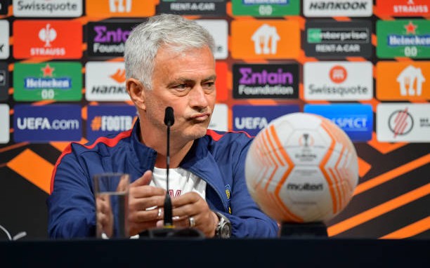 HLV Mourinho khiến AS Roma lo sốt vó