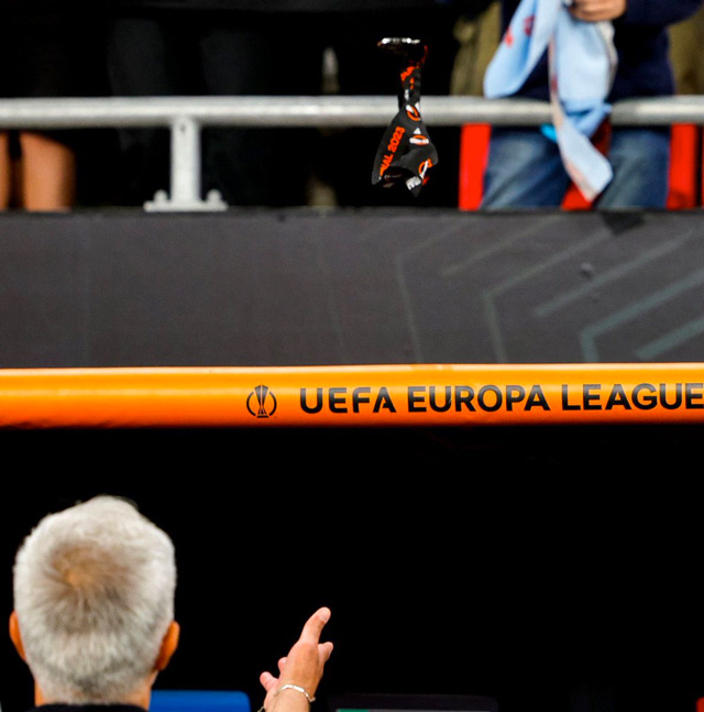 Mourinho ném huy chương, cầu thủ AS Roma khóc lóc sau thất bại trước Sevilla - Ảnh 1.