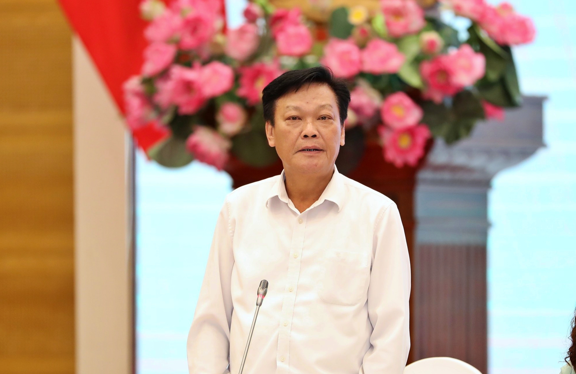 Phó Thủ tướng Trần Lưu Quang ký quyết định kéo dài thời gian giữ chức vụ cho Thứ trưởng Nguyễn Duy Thăng - Ảnh 1.