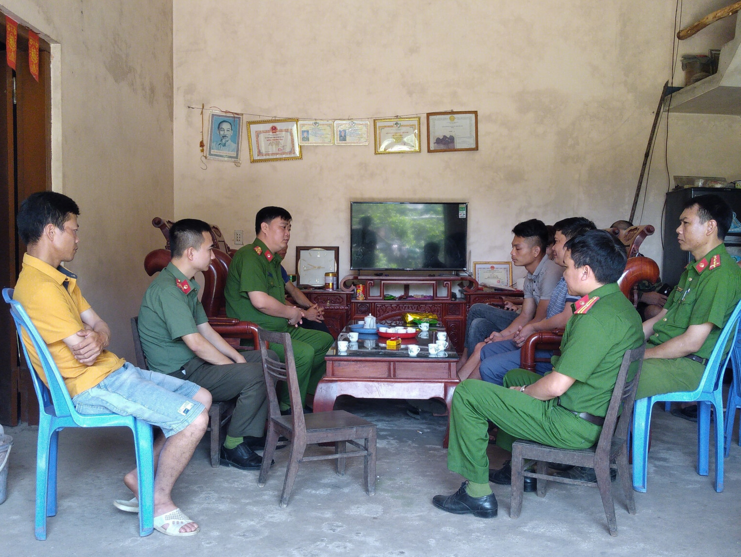 Thiếu tướng Đinh Văn Nơi hỗ trợ gia đình 2 cháu bé đuối nước thương tâm - Ảnh 1.