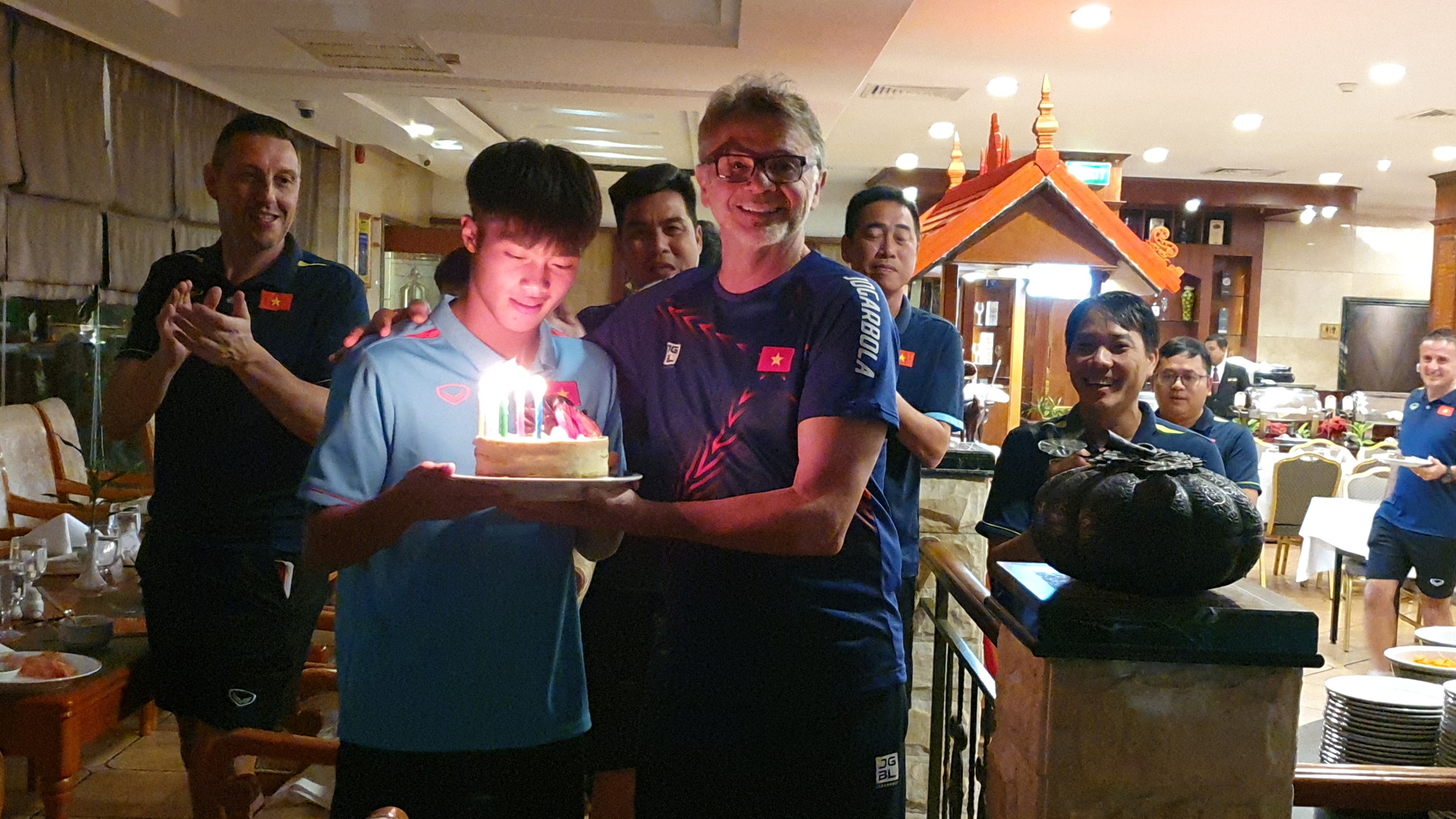 Các cầu thủ U22 Việt Nam giành nhau chụp ảnh chúc mừng sinh nhật Quốc Việt - Ảnh 12.