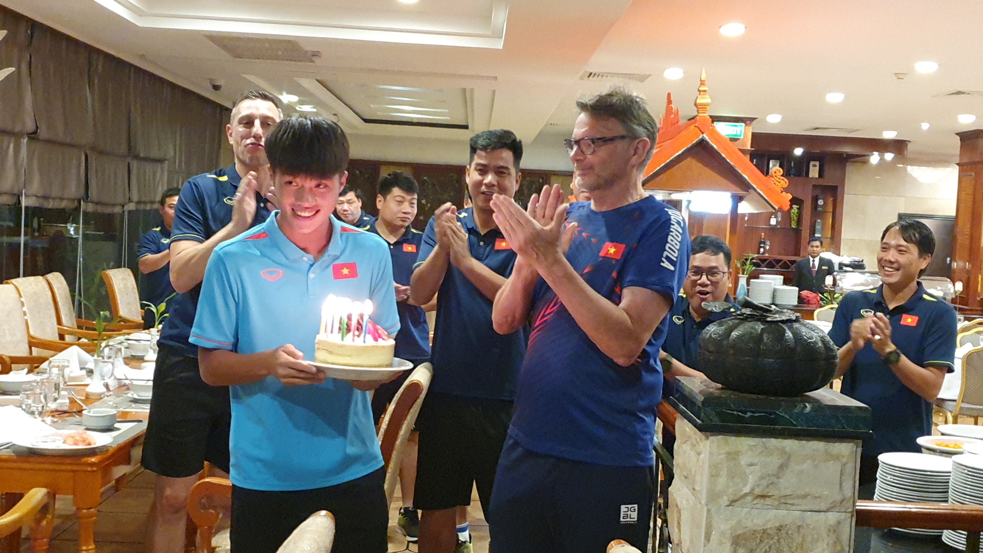 Các cầu thủ U22 Việt Nam giành nhau chụp ảnh chúc mừng sinh nhật Quốc Việt - Ảnh 11.