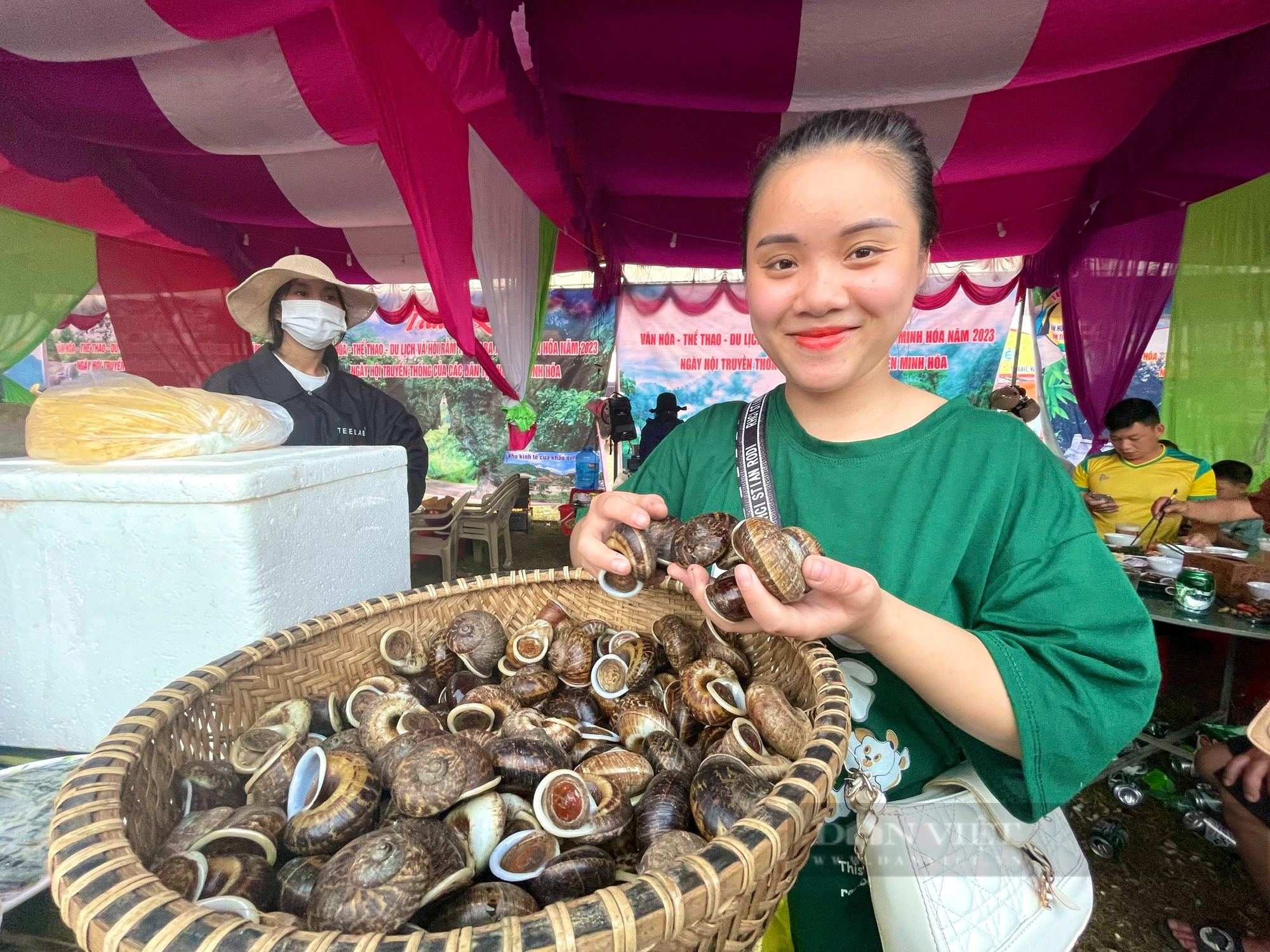 Quảng Bình: Đặc sản cơm bồi, cá mát, ốc khe... hút khách du lịch ở Hội Rằm tháng Ba  - Ảnh 2.