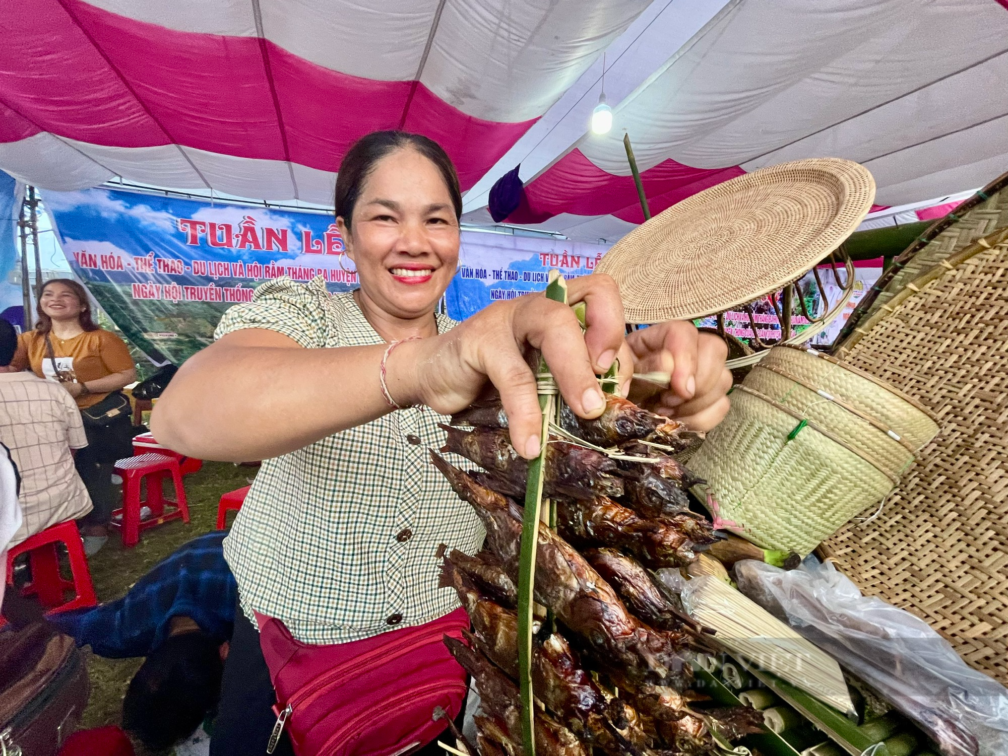 Quảng Bình: Đặc sản cơm bồi, cá mát, ốc khe... hút khách du lịch ở Hội Rằm tháng Ba  - Ảnh 3.
