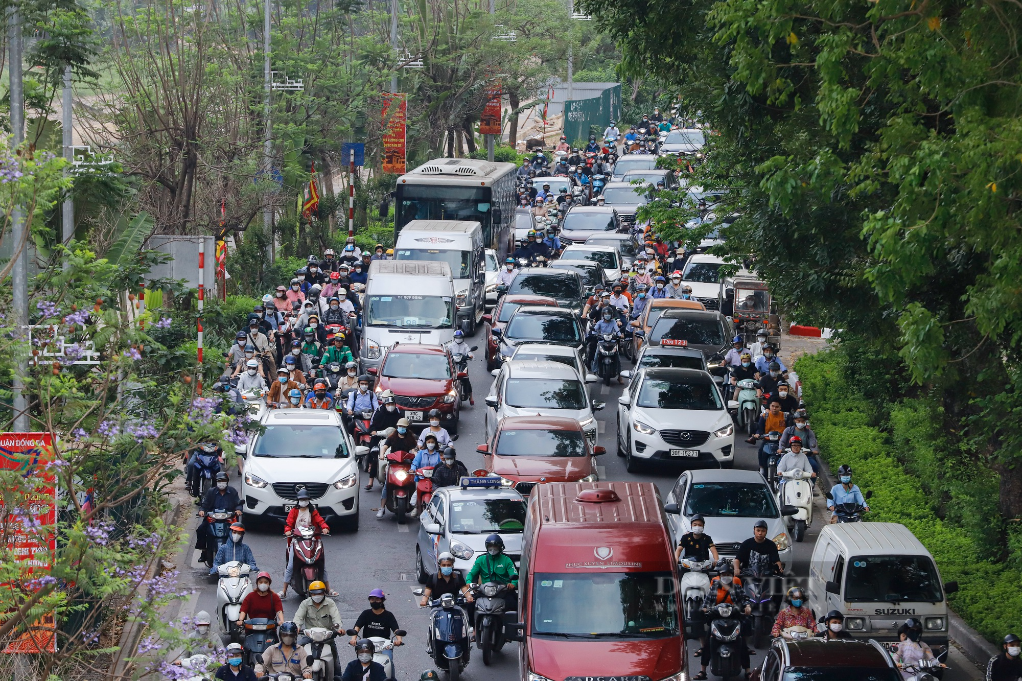 Giao thông Hà Nội &quot;ngộp thở&quot; sau nghỉ lễ 30/4-1/5 - Ảnh 3.