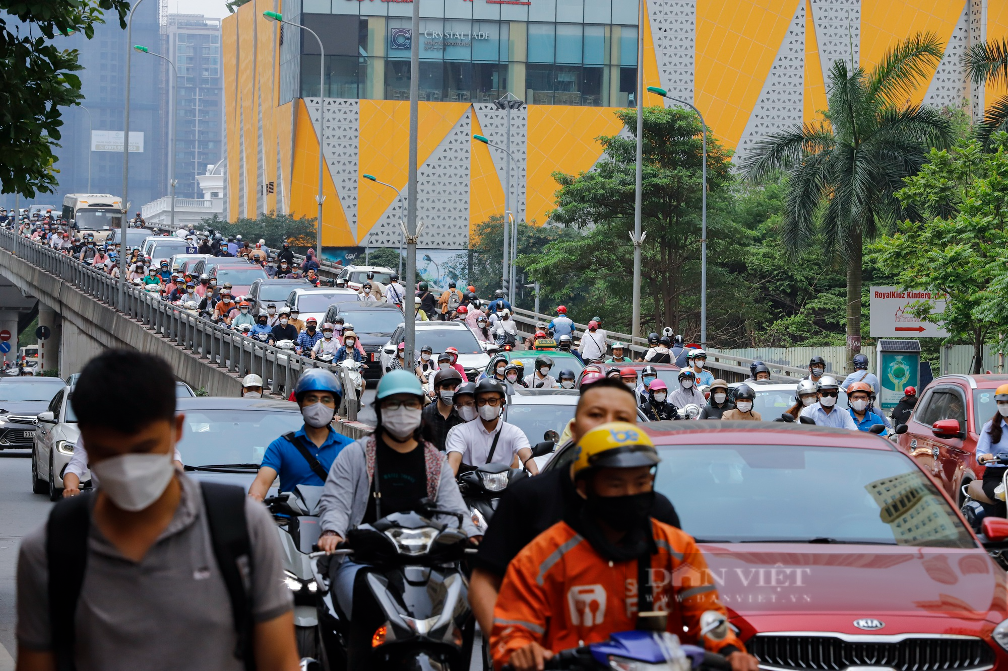 Giao thông Hà Nội &quot;ngộp thở&quot; sau nghỉ lễ 30/4-1/5 - Ảnh 4.