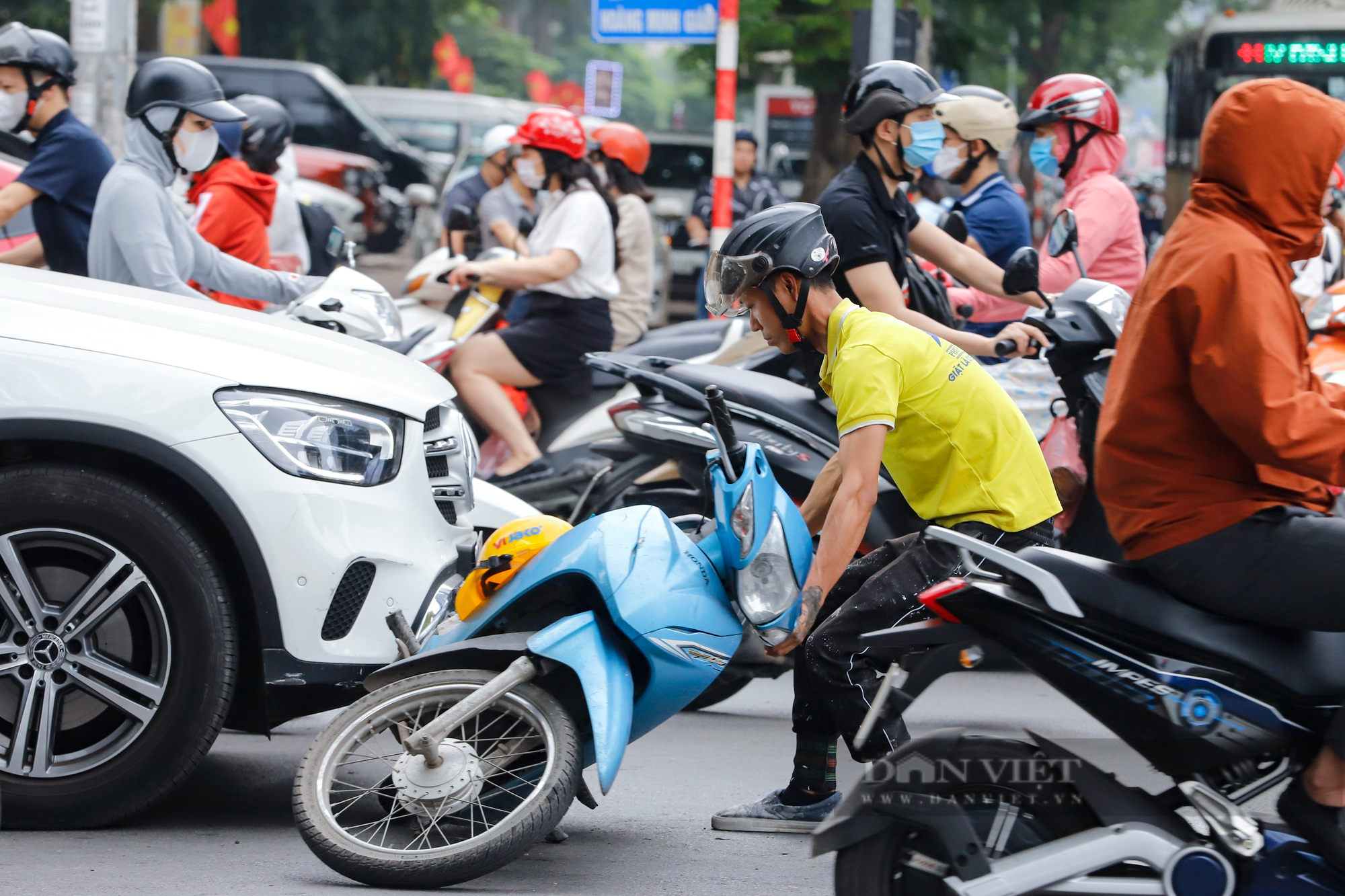 Giao thông Hà Nội &quot;ngộp thở&quot; sau nghỉ lễ 30/4-1/5 - Ảnh 5.