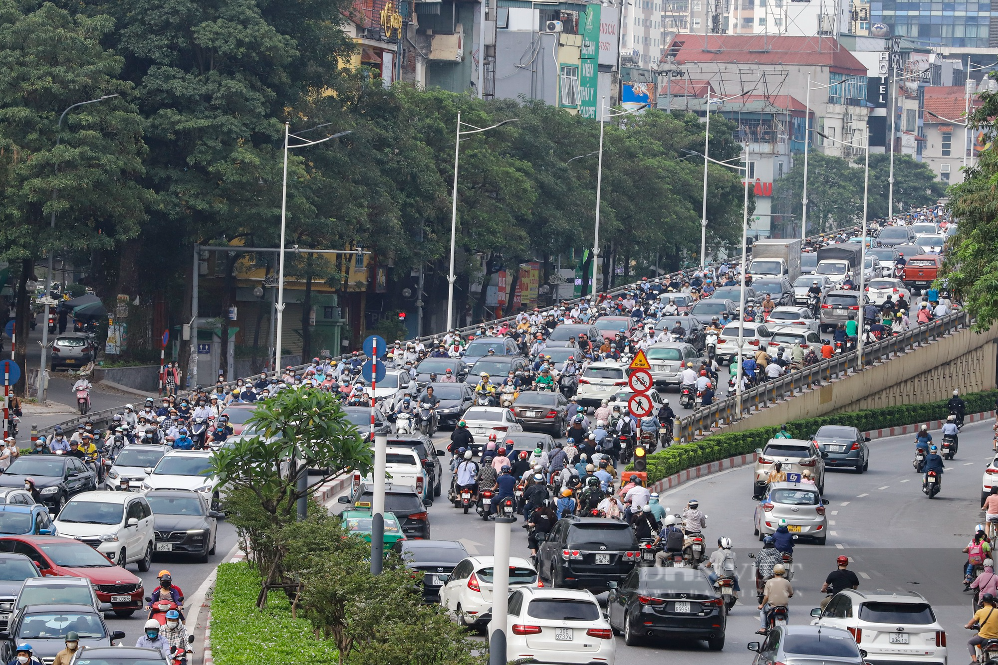 Giao thông Hà Nội &quot;ngộp thở&quot; sau nghỉ lễ 30/4-1/5 - Ảnh 6.