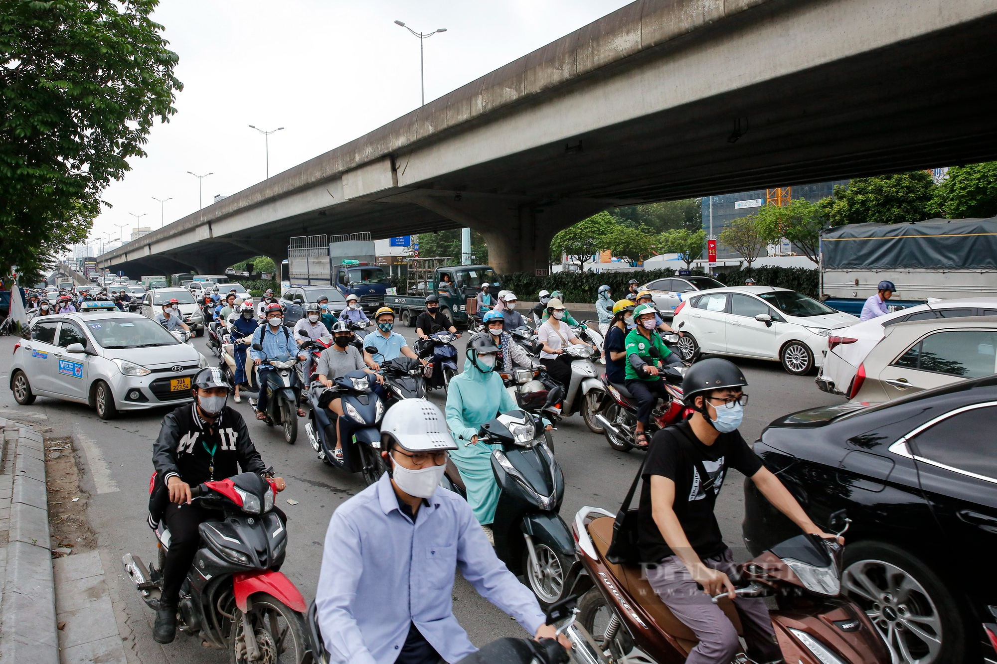 Giao thông Hà Nội &quot;ngộp thở&quot; sau nghỉ lễ 30/4-1/5 - Ảnh 9.