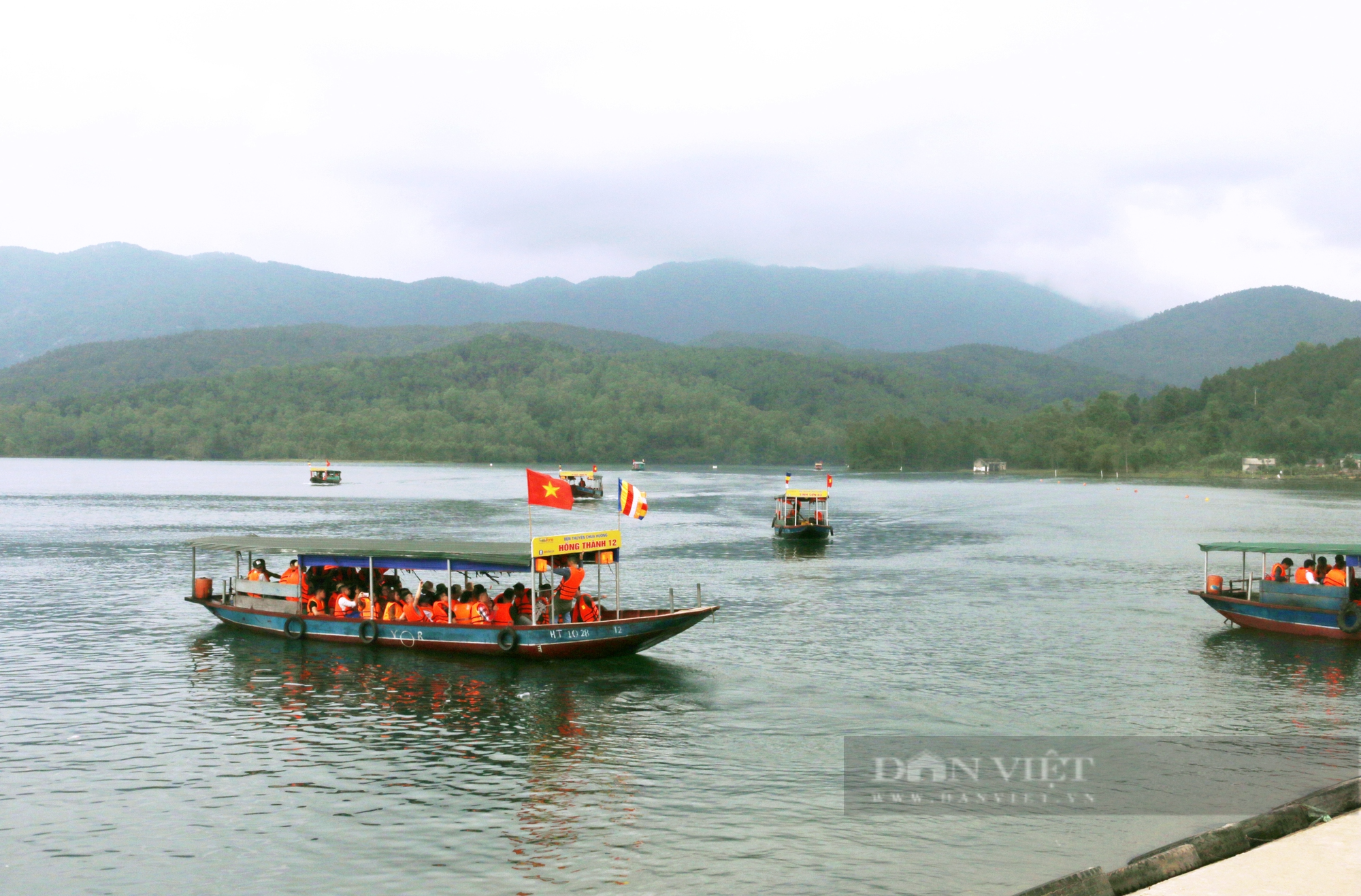 8. Du khách đi thuyền lên chùa Hương Tích tham dự lễ hội.jpg