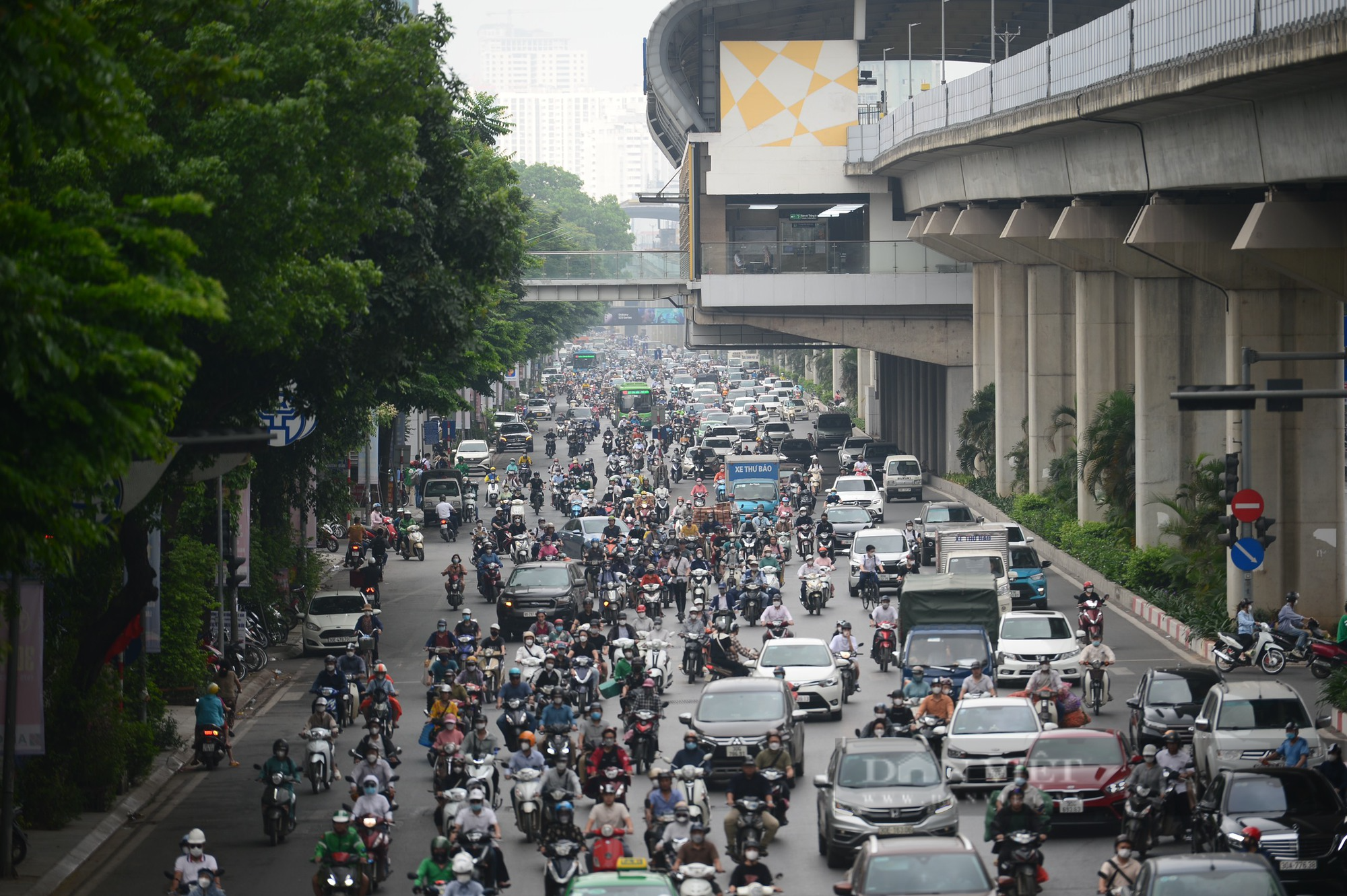 Giao thông Hà Nội &quot;ngộp thở&quot; sau nghỉ lễ 30/4-1/5 - Ảnh 12.