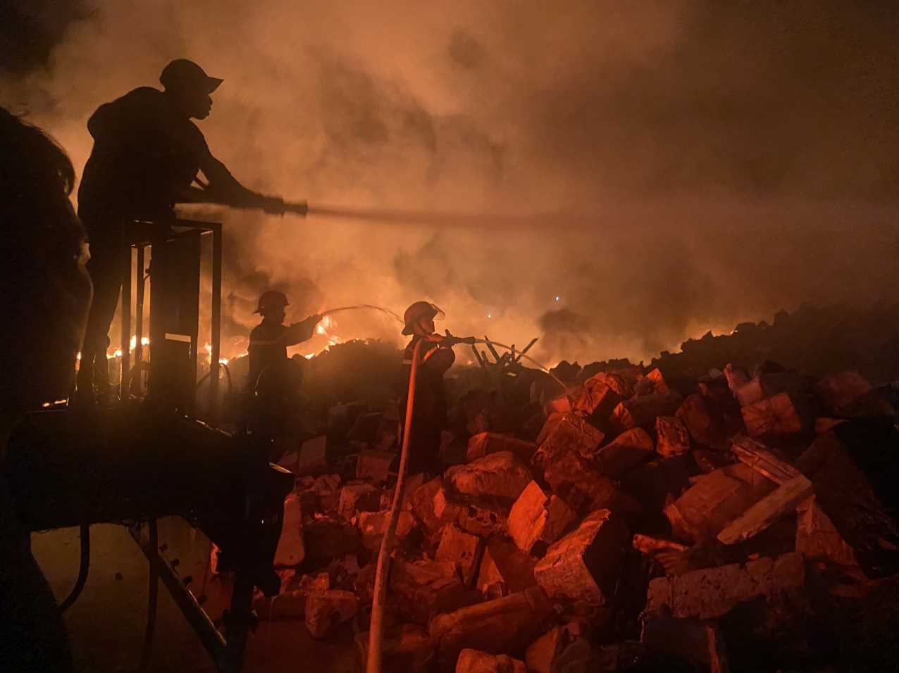 Cháy phao xốp tại cảng Cái Rồng trong đêm - Ảnh 2.