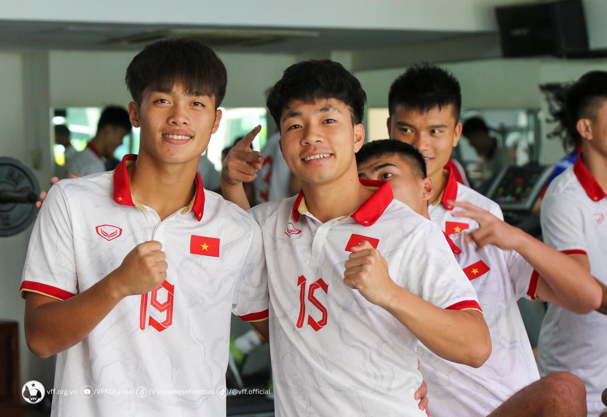 Các cầu thủ U22 Việt Nam giành nhau chụp ảnh chúc mừng sinh nhật Quốc Việt - Ảnh 3.