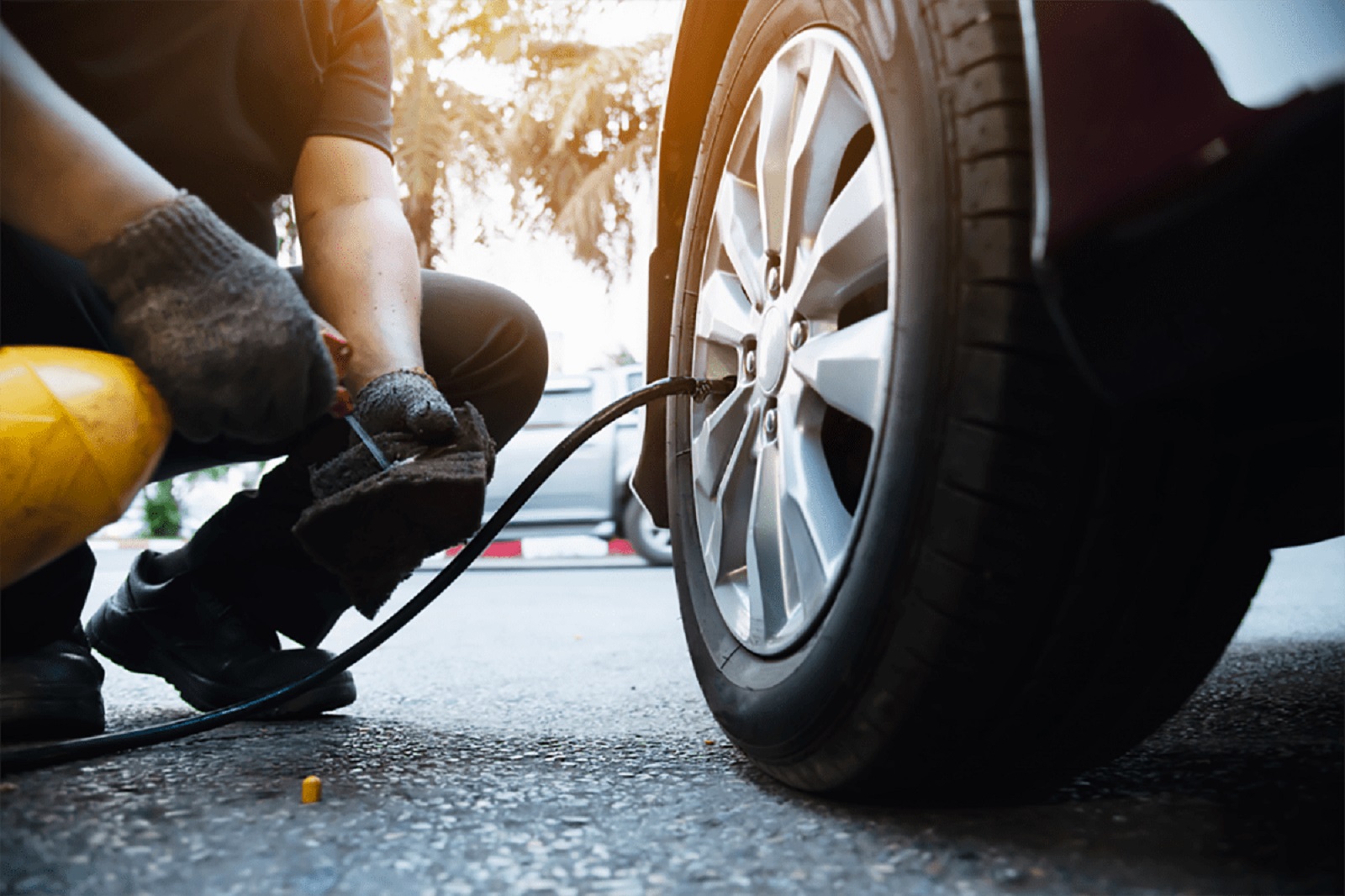 Bí quyết giúp tài xế tránh nổ lốp xe ô tô trong mùa nắng nóng - Ảnh 2.