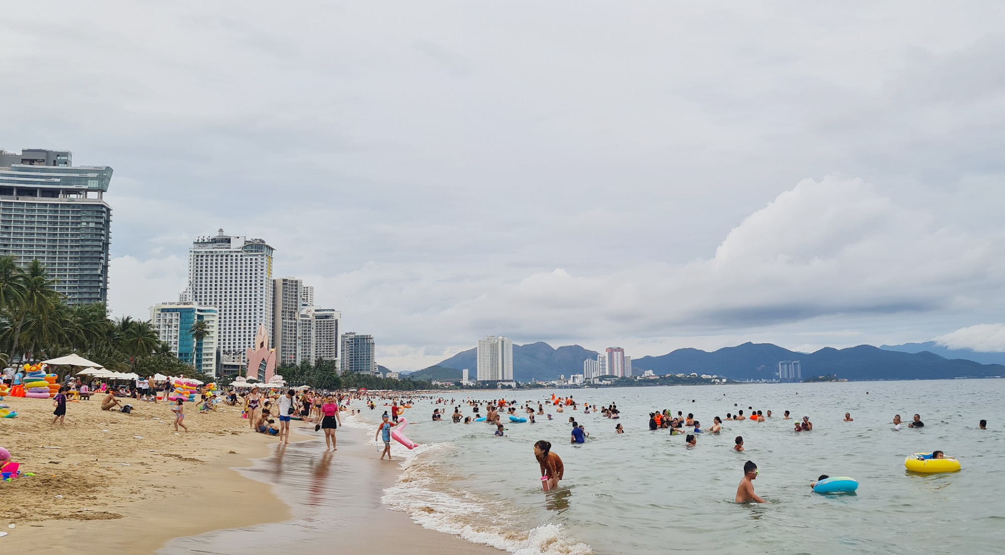 Nha Trang là điểm đến được du khách lựa chọn nhiều trong các kỳ nghỉ lễ nên giá vé máy bay đến đây cũng cao hơn so với các đường bay khác (ảnh: Đức  Minh)