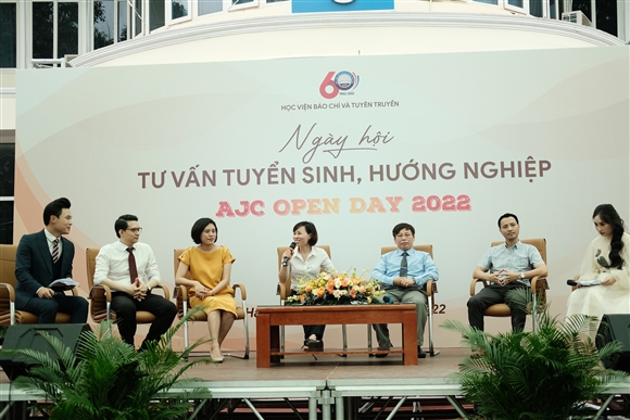 Học viện Báo chí & Tuyên truyền tổ chức ngày hội tư vấn tuyển sinh năm 2023 - Ảnh 1.