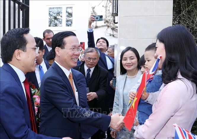 Chủ tịch nước gặp cộng đồng người Việt tại Anh: Mong muốn bà con thành công hơn nữa - Ảnh 1.