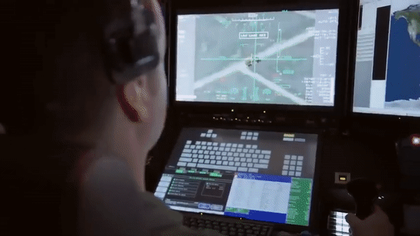 Cận cảnh máy bay không người lái mạnh nhất thế giới của Mỹ thị uy sức mạnh - Ảnh 17.