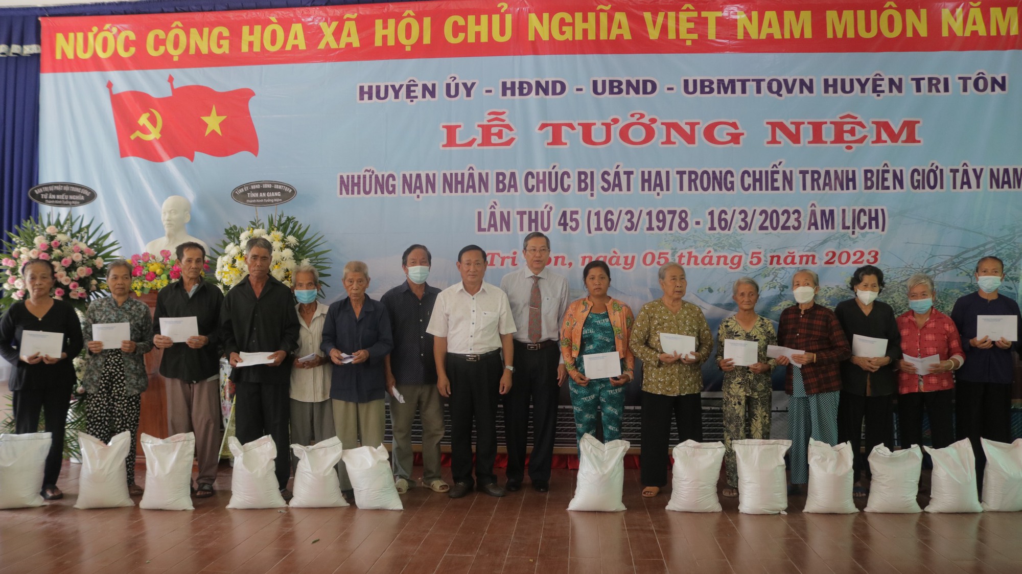 An Giang tổ chức lễ giỗ cho hơn 3.157 nạn nhân bị Pol Pot thảm sát trong chiến tranh biên giới Tây Nam - Ảnh 2.