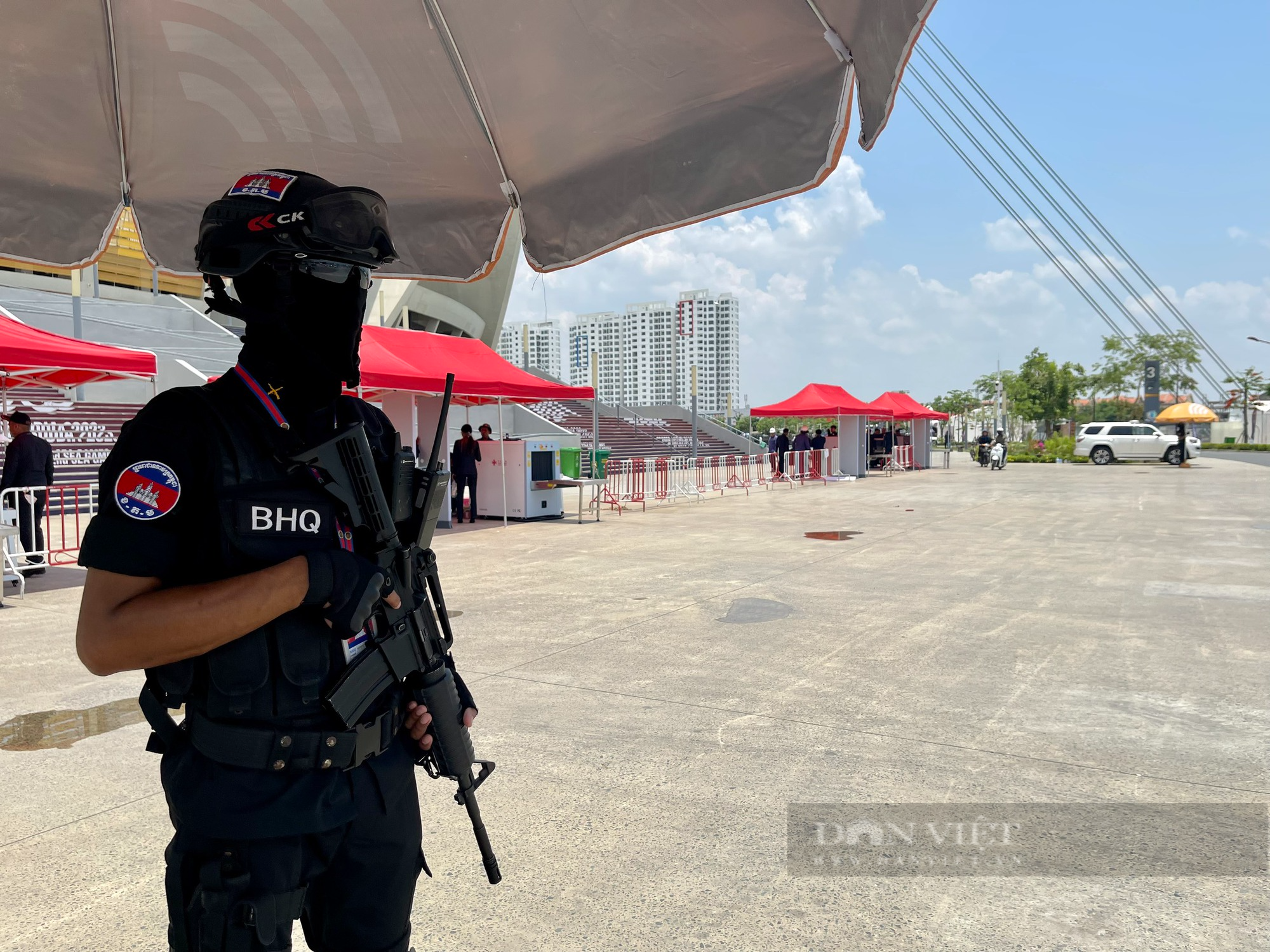 An ninh được thắt chặt trước lễ khai mạc SEA Games 32 - Ảnh 8.