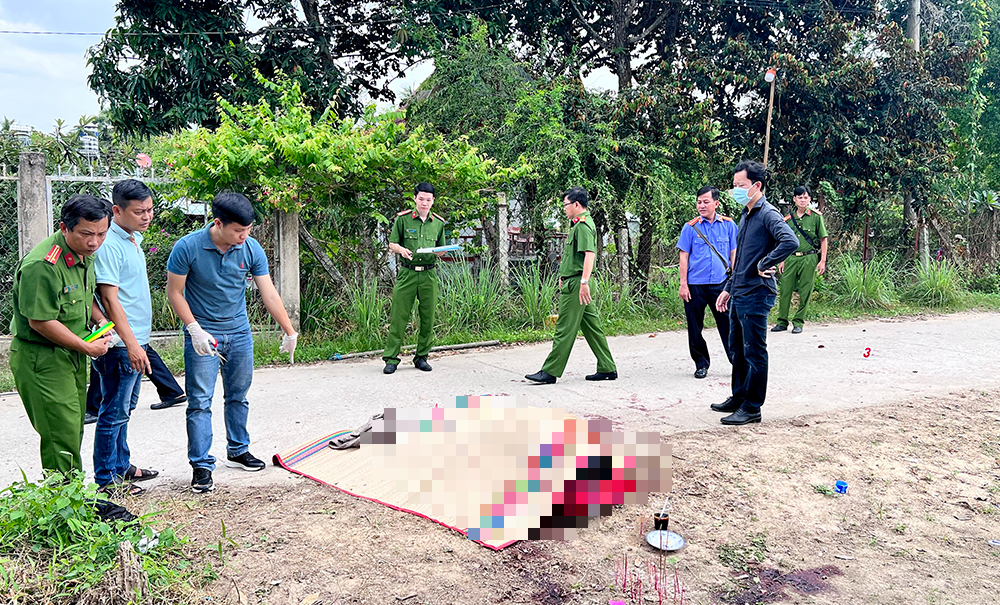 Nghịch tử dùng dao phóng lợn đâm chết cha và chú ruột - Ảnh 3.