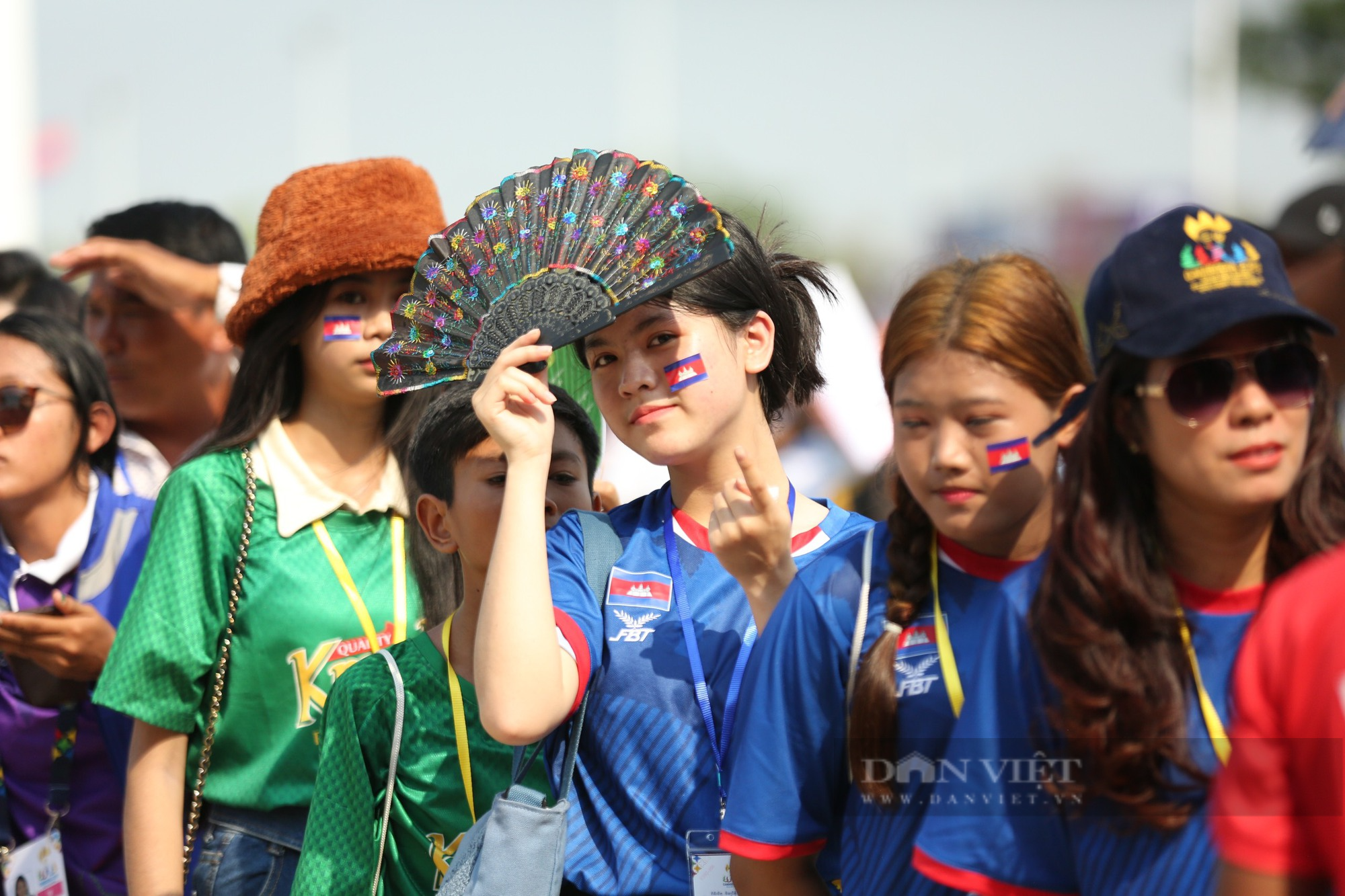 Hotgirl Campuchia đội nắng chờ dự lễ khai mạc SEA Games 32 - Ảnh 5.
