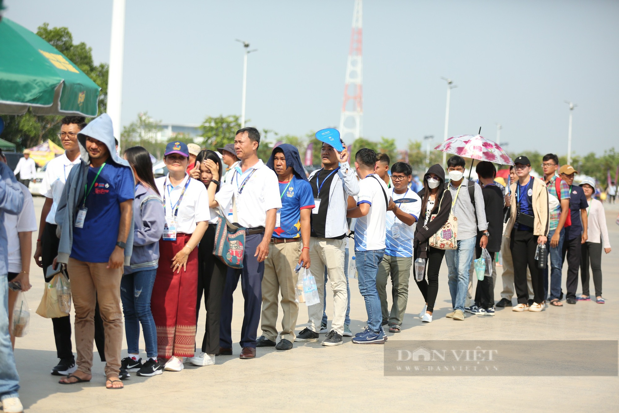 Hotgirl Campuchia đội nắng chờ dự lễ khai mạc SEA Games 32 - Ảnh 6.