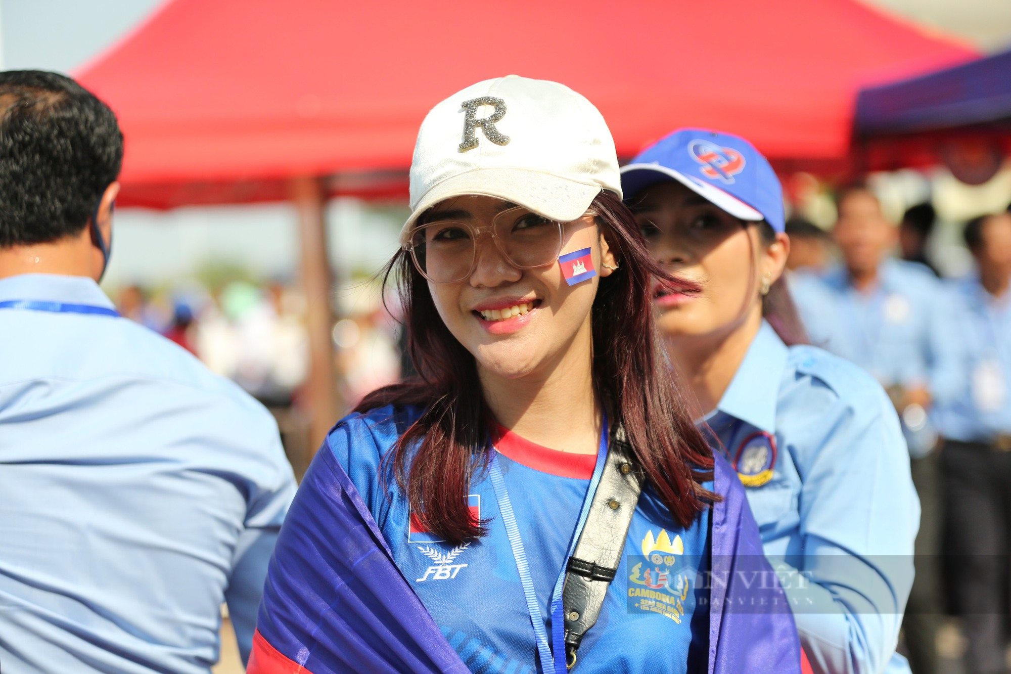 Hotgirl Campuchia đội nắng chờ dự lễ khai mạc SEA Games 32 - Ảnh 8.