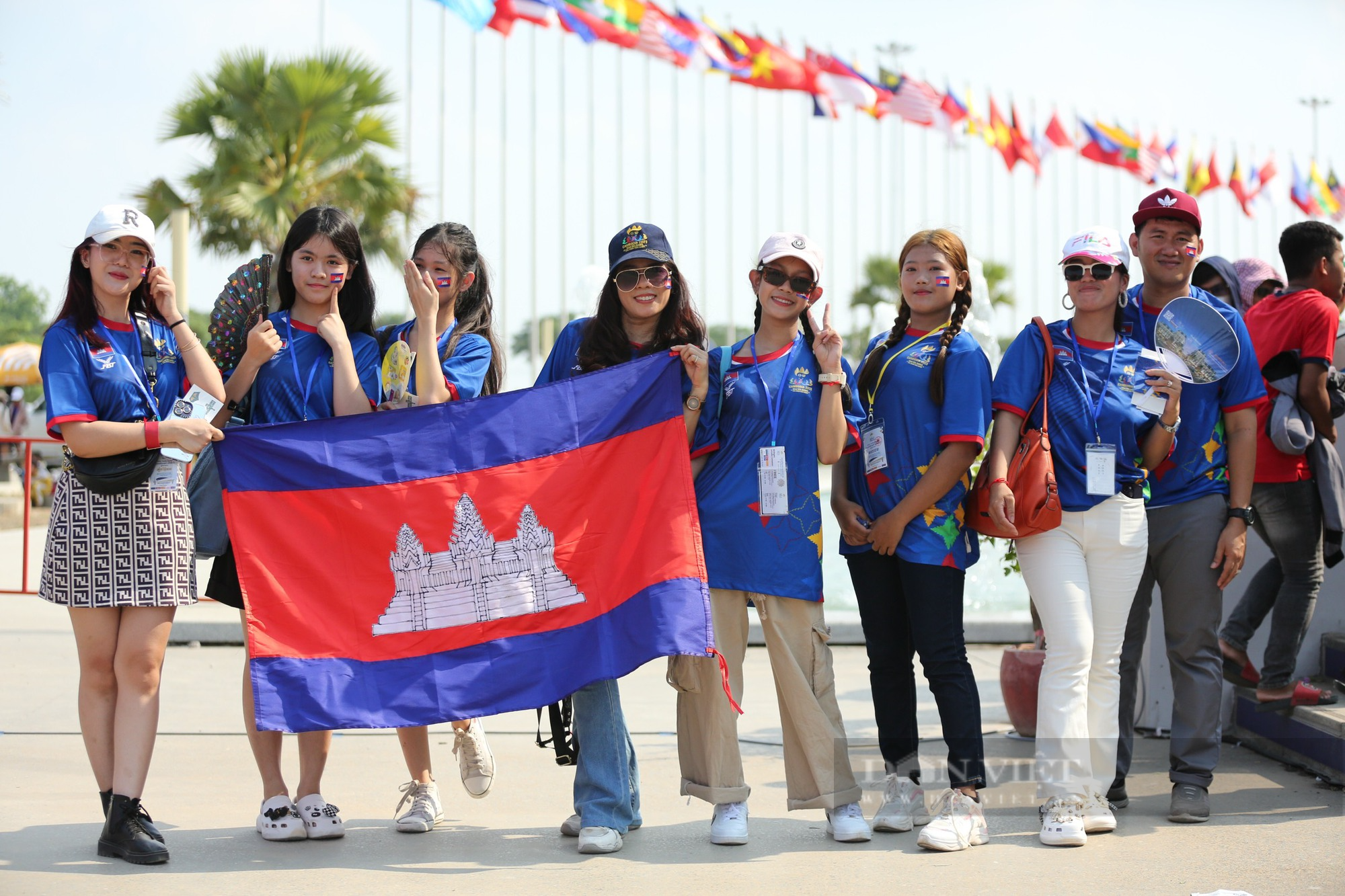 Hotgirl Campuchia đội nắng chờ dự lễ khai mạc SEA Games 32 - Ảnh 11.