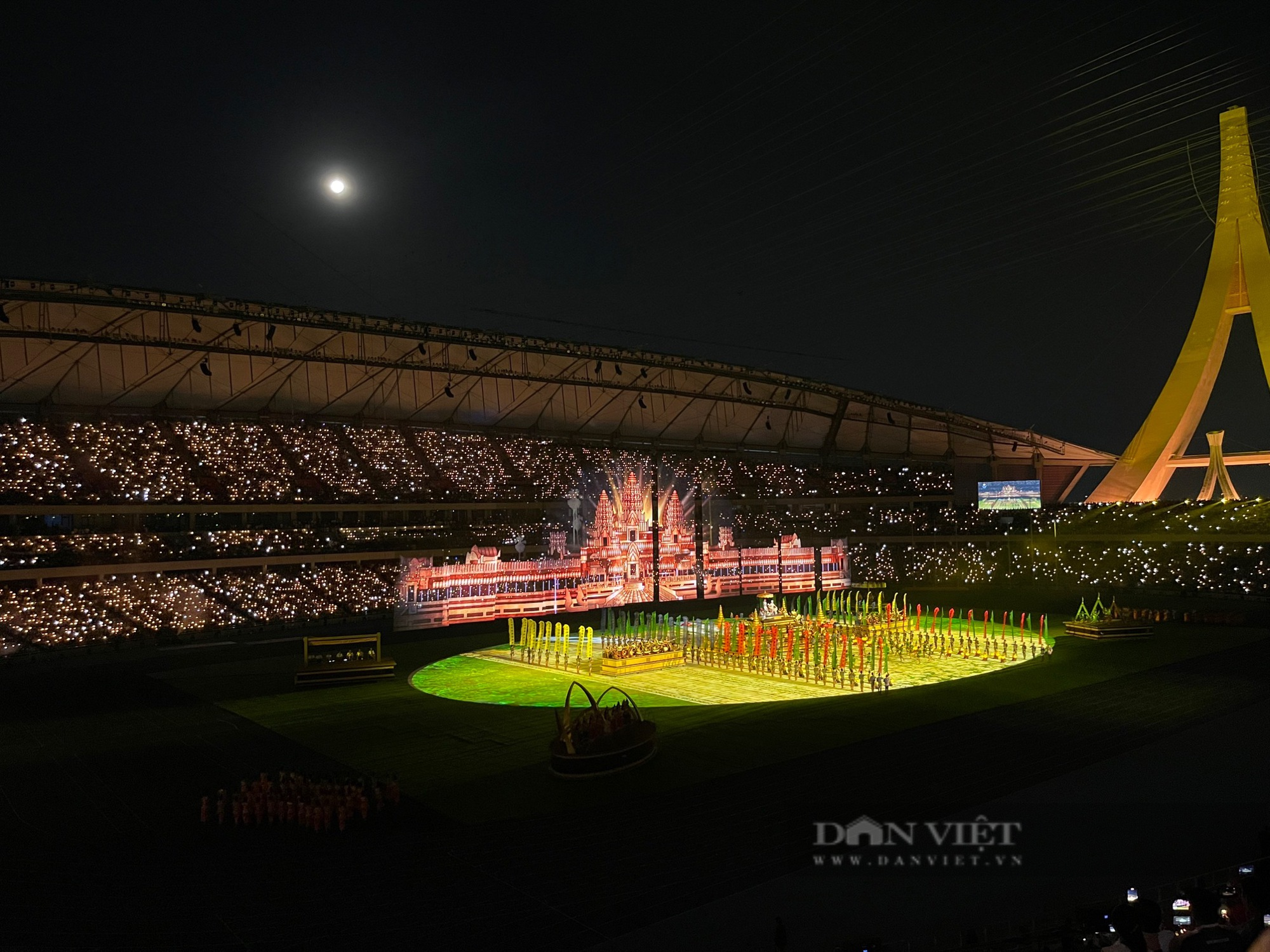 Chùm ảnh: Màn trình diễn ánh sáng đẹp mắt tại lễ khai mạc SEA Games 32 - Ảnh 1.