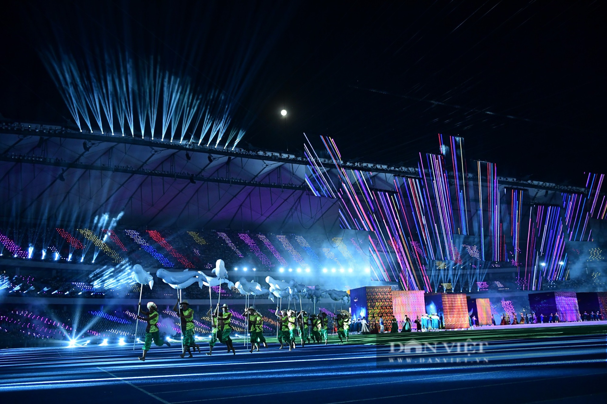 Chùm ảnh: Màn trình diễn ánh sáng đẹp mắt tại lễ khai mạc SEA Games 32 - Ảnh 2.