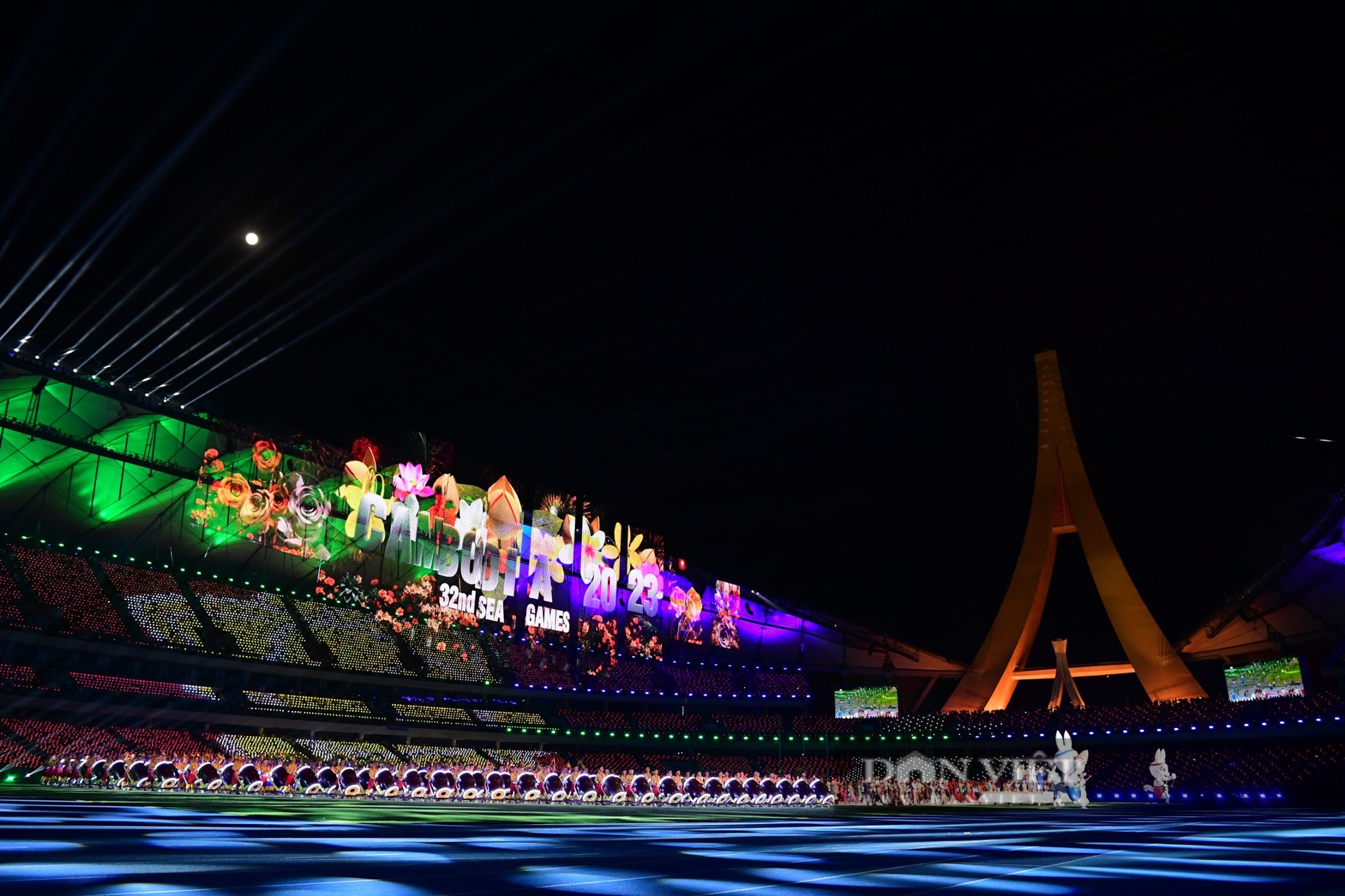 Chùm ảnh: Màn trình diễn ánh sáng đẹp mắt tại lễ khai mạc SEA Games 32 - Ảnh 5.