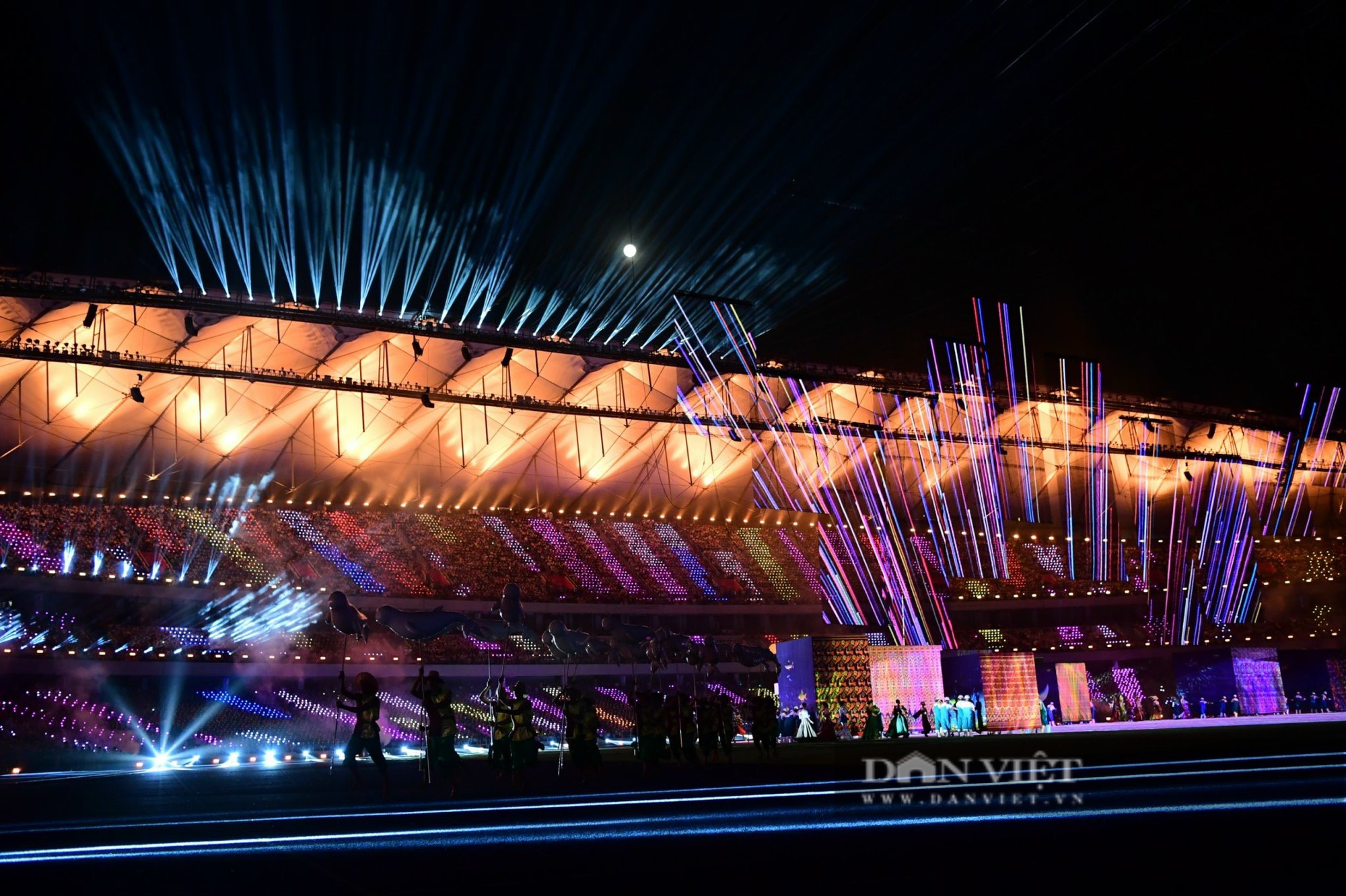 Chùm ảnh: Màn trình diễn ánh sáng đẹp mắt tại lễ khai mạc SEA Games 32 - Ảnh 6.