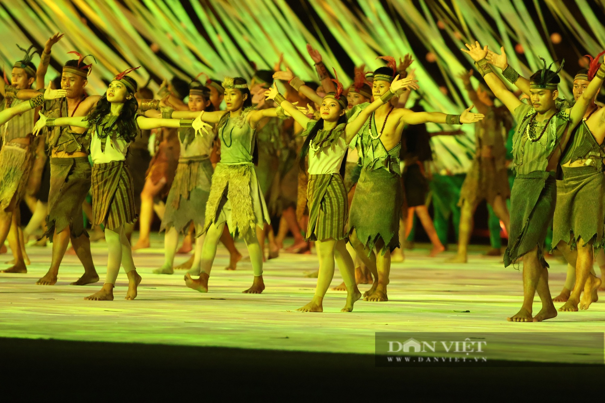 Chùm ảnh: Màn trình diễn ánh sáng đẹp mắt tại lễ khai mạc SEA Games 32 - Ảnh 8.