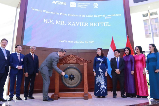 Thủ tướng Luxembourg Xavier Bettel thăm TP.HCM, gõ chiêng khai mạc phiên giao dịch chứng khoán - Ảnh 1.