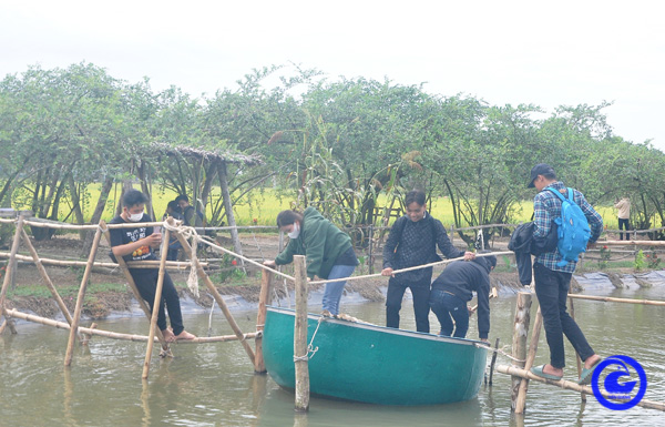 Cho thiên hạ vô vườn táo quay phim, chụp ảnh, cho dê ăn, ai ngờ nông dân Tiền Giang lại ăn nên làm ra - Ảnh 1.