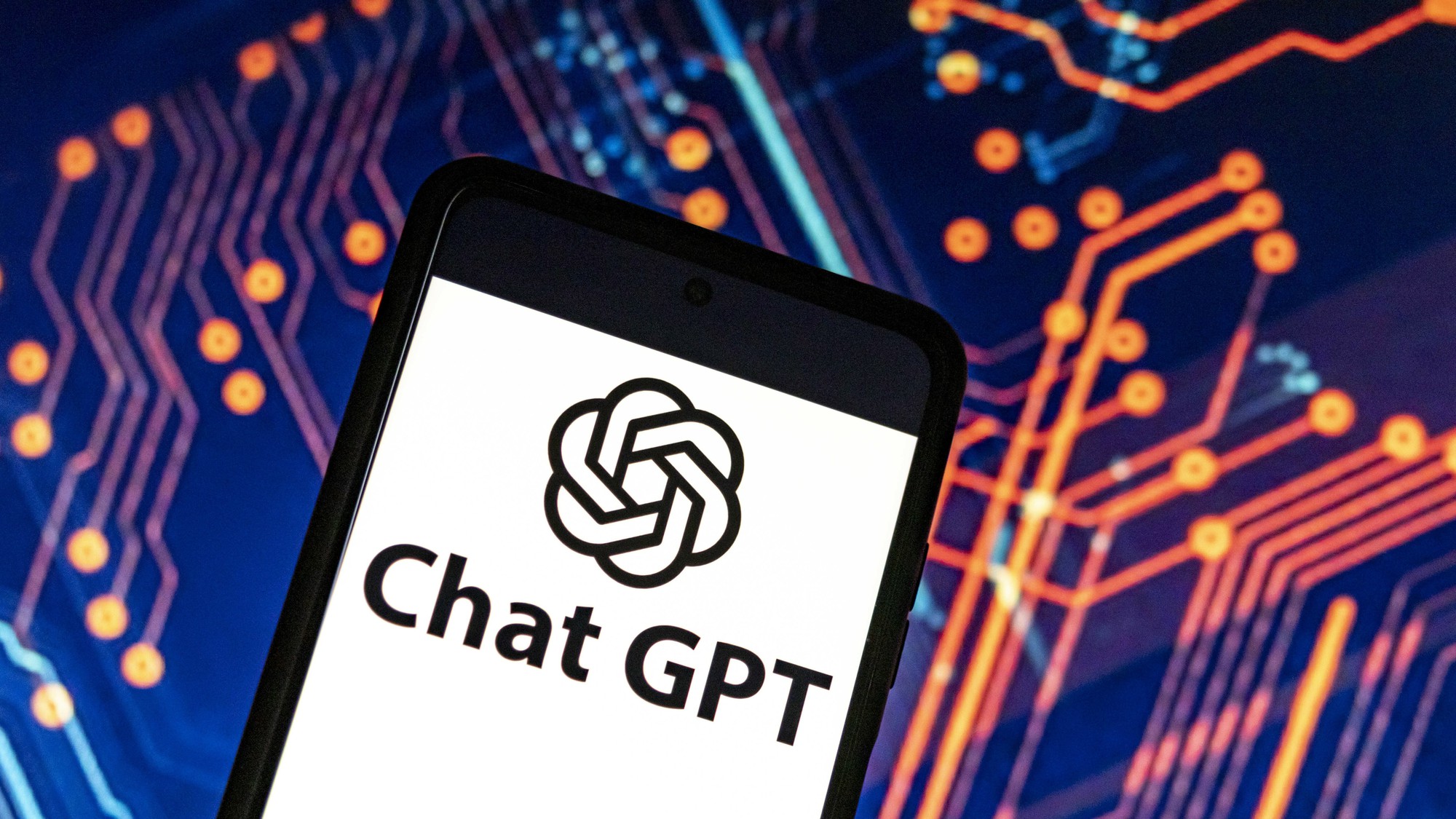 Được biết, ChatGPT là một chatbot AI lan truyền được đào tạo trên lượng dữ liệu khổng lồ và có thể tạo phản hồi cho các truy vấn của người dùng. Nó là một dạng của cái gọi là AI tổng quát. Ảnh: @AFP.